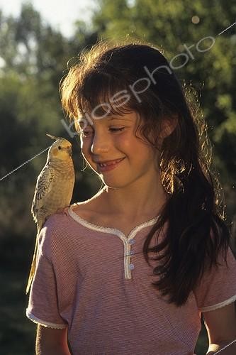 Biosphoto | 967595 | Girl with Cockatiel elegant on the shoulder  | &copy; Monique Berger / Biosphoto
