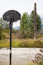 Biosphoto | 1389481 | Gitxsan Totem and basketball court in British Columbia  | &copy; Jean-Baptiste Strobel / Biosphoto