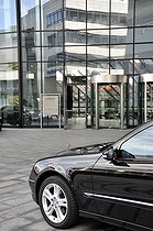 Biosphoto | 1603692 | Glass-fronted headquarters of the Landesbank Baden-Wuerttemberg and Savings Association, in front company car, Stuttgart, Baden-Wuerttemberg, Germany, Europe | © Walter G. Allgoewer / imageBROKER / Biosphoto
