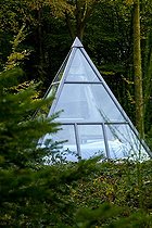 Biosphoto | 1251189 | Glass tent teepee form | &copy; Franck Fouquet / Biosphoto