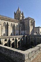 Biosphoto | 1605574 | Gothic cloister and the Basilica Se Catedral de Nossa Senhora da Assuncao cathedral, Evora, UNESCO World Heritage Site, Alentejo, Portugal, Europe | © Florian Kopp / imageBROKER / Biosphoto