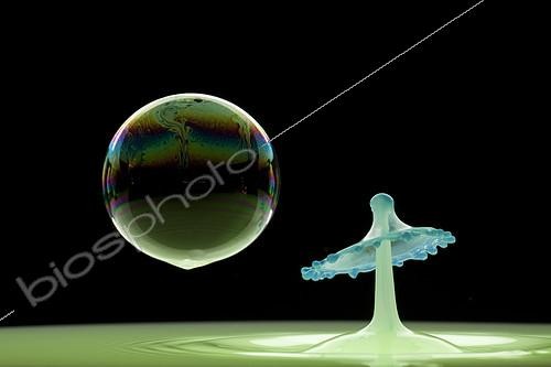 Biosphoto | 2124741 | Goutte d'eau colorée et bulle de savon | &copy; Joël Héras / Biosphoto