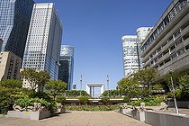 Biosphoto | 2588009 | Grande en arche en arrière plan et jardin et parc dans le cadre du projet de vegetalisation de la dalle de La Defense au niveau de la place des Pyramides à l'ouest de Paris, à Courbevoie, France. | &copy; Antoine Boureau / Biosphoto
