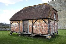 Biosphoto | 2446529 | Grenier avec murs en briques et porte en bois pourri, soutenu par des pierres de calage en forme de champignon, ancienne grange à Cowdray, Midhurst, West Sussex, Angleterre, Royaume-Uni | &copy; Peter Noyce / imageBROKER / Biosphoto