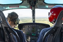 Biosphoto | 2583253 | Hélicoptère survolant la forêt amazonienne. Moyen de transport privilégié en Guyane, l'hélicoptère est, a bien des égards un outil indispensable pour se déplacer, ravitailler des personnes isolées ou intervenir rapidement en cas d'urgence ou de détresse dans les communes isolées - Régina, Guyane Française. | &copy; Vincent Premel / Biosphoto