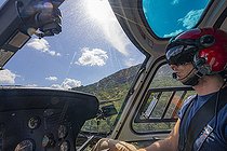 Biosphoto | 2583259 | Hélicoptère survolant la forêt amazonienne. Sur la route pour aller au camp inselberg, l'hélicoptère est le seul moyen d'accès compter 30 minutes depuis Cayenne. En second plan on aperçoit cette montagne. Les Inselbergs, aussi appelés « savanes-roches » en Guyane peuvent également se présenter comme de grandes étendues plus ou moins plates de granit dénudé - Régina, Guyane. | &copy; Vincent Premel / Biosphoto