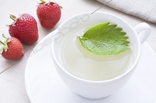 Biosphoto | 898961 | Herbal tea with strawberry leaves and strawberry on table | &copy; Frédérique Bidault / Biosphoto