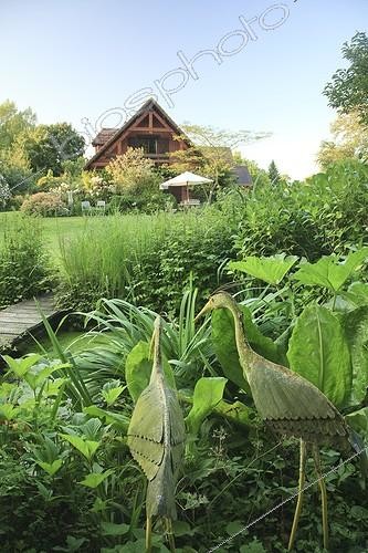 Biosphoto | 1001481 | Hérons de métal et passerelle Le Jardin des Lianes ; Sculpteur : Alain Villette. Le Jardin des Lianes | &copy; Hervé Lenain / Biosphoto