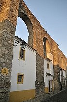 Biosphoto | 1605583 | Homes in the arches of the medieval aqueduct, Evora, UNESCO World Heritage Site, Alentejo, Portugal, Europe | © Florian Kopp / imageBROKER / Biosphoto