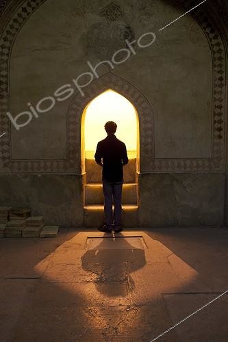 Biosphoto | 1778107 | Homme dans un ancien hammam dans le château de Karim Khan | &copy; A. B. / Biosphoto