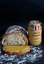 Biosphoto | 2575908 | Honey jar from France from the Michaud family, beekeepers since 1920, Bread covered with flour and slice of bread covered with Honey. Packaged in glass jars in the Pyrenees, France | &copy; Michel Gile / Biosphoto