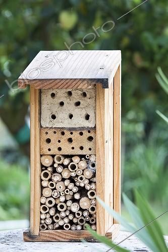 Biosphoto | 1254909 |  Hôtel à insectes  dans un jardin ; Composé de terre cuite percée, de bois percé et de morceaux de sureau. | &copy; Frédérique Bidault / Biosphoto