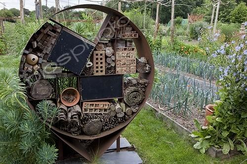 Biosphoto | 1164943 |  Hôtel à insectes  dans un jardin potager biologique | &copy; NouN / Biosphoto