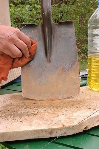 Biosphoto | 33730 | Huile sur pelle avant le remisage pour l'hiver octobre | &copy; NouN / Biosphoto