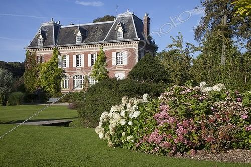 Biosphoto | 2027620 | Hydrangeas in bloom in front of a manor house | &copy; Dominique Dumas / Biosphoto