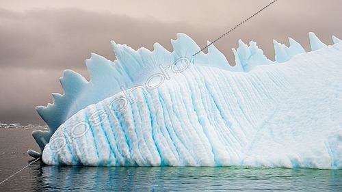 Biosphoto | 2581653 | Iceberg bleuté en forme de dos de dinosaure dans la baie Hidden en péninsule Antarctique | &copy; Raphaël Sané / Biosphoto