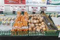 Biosphoto | 2588055 | Illustration du tarif montrant l'inflation et emballage sous plastique de légumes, carottes et oignons dans le supermarché Gyomusuper de Sakai à Osaka, Japon. | &copy; Antoine Boureau / Biosphoto