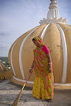 Biosphoto | 1608250 | Indian woman sweeping the roof of the Deogarh Palace Hotel, Rajasthan, India, Asia | © Olaf Krueger / imageBROKER / Biosphoto