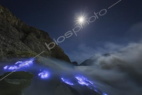 Biosphoto | 2094024 | Indonésie, île de Java,volcan Kawah Ijen, flammes de soufre | &copy; Stéphane Godin / Biosphoto