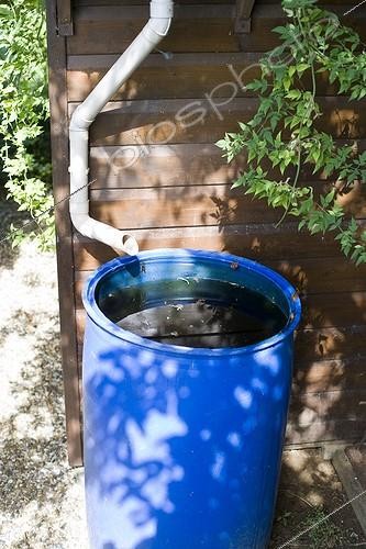 Biosphoto | 589100 | Installation pour récupérer l'eau de pluie au jardin | &copy; Claudius Thiriet / Biosphoto