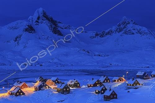 Biosphoto | 2614964 | Inuit settlement, houses in deep snow in front of mountains, blue hour, twilight, winter, Tasiilaq, East Greenland, Greenland | &copy; Martina Melzer / imageBROKER / Biosphoto