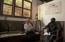 Biosphoto | 59965 | Jane Goodall avec le responsable de recherche sur le Colobe | &copy; Michel Gunther / Biosphoto