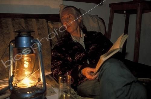 Biosphoto | 59966 | Jane Goodall parle de ses lectures le soir Centre de Gombe ; Dans sa maison du Centre de Recherche de Gombe Stream. Jane Goodall, née en 1934 a débuté ses études sur les chimpanzés de Gombe en 1960 | &copy; Michel Gunther / Biosphoto