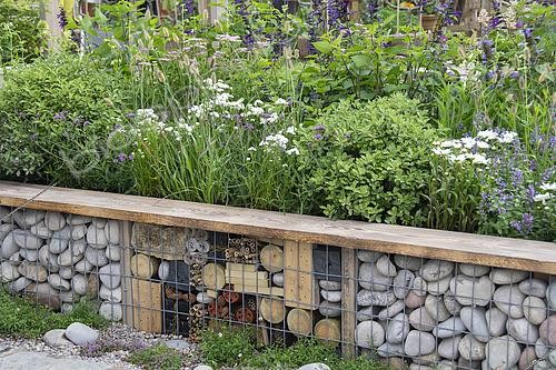 Biosphoto | 2568506 | Jardin d'été, hôtel à insectes intégré à un muret en gabion avec des galets | &copy; Hilde Janssens | Exclusivity Elburg Media / Visions Pictures / Biosphoto