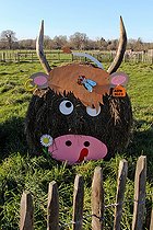 Biosphoto | 2575217 | Jardin légume fruit pédagogique de l'Arche de la nature, Straw ball in the shape of a cow, Le Mans Métropole, Sarthe, France | &copy; Michel Gile / Biosphoto