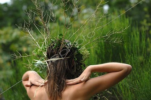 Biosphoto | 2073158 | Jeune femme portant des fleurs en couronne sur la tête - Vivre en harmonie avec la nature - Renouer un lien avec la nature | &copy; Catherine Fruhinsholz / Biosphoto