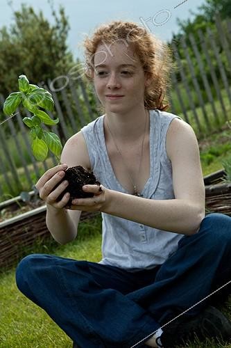 Biosphoto | 891086 | Jeune fille et plant de Basilic au jardin | &copy; Philippe Giraud / Biosphoto