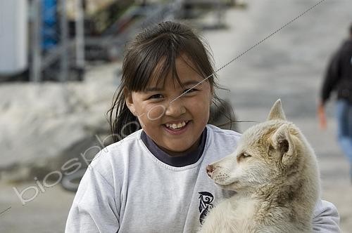 Biosphoto | 2480066 | Jeune fille inuk avec un chiot chien du Groenland, Umanak, Groenland | &copy; Günter Lenz / imageBROKER / Biosphoto