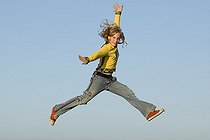 Biosphoto | 1251258 | Jeune fille sautant en l'air Autriche | &copy; Thomas Aichinger / Visual and Written - Photo Collection / Biosphoto
