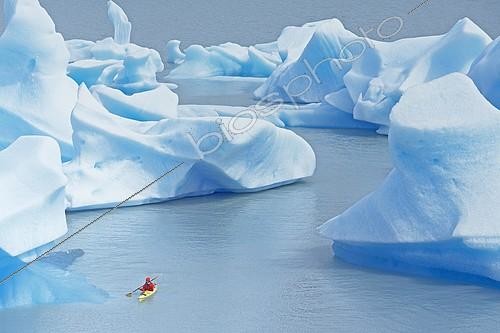 Biosphoto | 2419966 | Kayakiste naviguant entre des icebergs sur le lac Grey, Parc national Torres del Paine, Chili | &copy; Marco Simoni / imageBROKER / Biosphoto