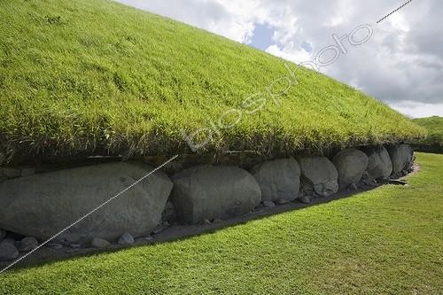Biosphoto | 2011093 | Knowth passage tomb - Brú na Bóinne Ireland | &copy; Mikel Bilbao / Visual and Written - Photo Collection / Biosphoto