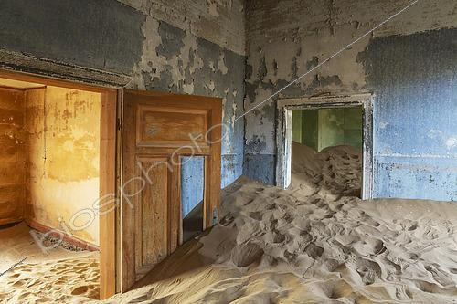 Biosphoto | 2606926 | Kolmanskop, ville fantôme abandonnée de l'époque des diamants au début des années 1900 et d'origine allemande. À l'intérieur de la zone diamantifère restreinte, à l'est de la ville côtière de Lüderitz. Désert du Namib, Namibie. | &copy; Thomas Dressler / Biosphoto