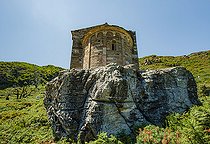 Biosphoto | 2593250 | La Chapelle San Micheli ou Saint Michel est une chapelle issue d'un monument Chrétien du XIe siècle édifiée par les maitres Toscans en 1030 et faisant l'objet d'un pèlerinage le 29 septembre, seul jour ou l'on peut admirer son intérieur. hameau de Munacaghja, Sisco, Corse, France | &copy; Hyacinthe Sambroni / Biosphoto