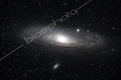 Biosphoto | 2617341 | La Grande galaxie d'Andromède (M31) resplendit au zénith dans la constellation d'Andromède, sous un ciel préservé de la pollution lumineuse. Plateau de Trizac. Cantal. Massif central. France | &copy; Christophe  Lehénaff / Biosphoto