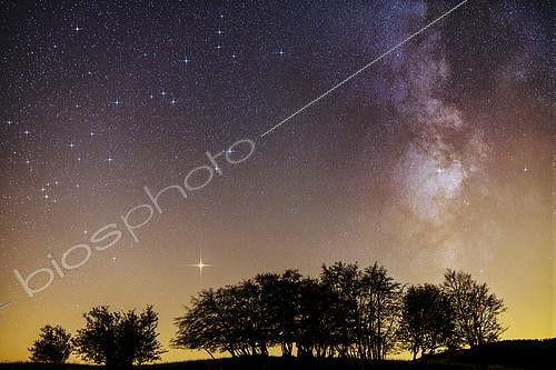 Biosphoto | 2419315 | La Voie Lactée au dessus des crêtes du Jura, Mars est visible en bas à gauche, Le ciel est illuminé par la pollution lumineuse des villes proches, malgré l'altitude. | © Jean-Philippe Delobelle / Biosphoto