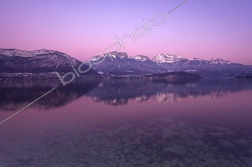 Biosphoto | 2047197 | Lac d'Annecy au coucher du soleil en hiver - Alpes France ; On reconnait les montagnes : La Tournette et les Dents de Lanfon.  | &copy; Rémi Masson / Biosphoto