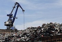 Biosphoto | 1600530 | Large overhead crane handling scrap metal for recycling, scrap island, DuisPort inland port, Duisburg-Ruhrort, North Rhine-Westphalia, Germany, Europe | © Karl F. Schoefmann / imageBROKER / Biosphoto