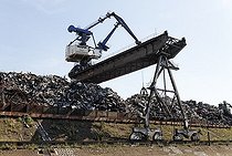 Biosphoto | 1600532 | Large overhead crane handling scrap metal for recycling, scrap island, DuisPort inland port, Duisburg-Ruhrort, North Rhine-Westphalia, Germany, Europe | © Karl F. Schoefmann / imageBROKER / Biosphoto