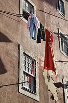 Biosphoto | 1600490 | Laundry hanging to dry on a line in front of a house with crumbling plaster walls in the district of Alfama, Lisbon, Portugal, Europe | © Florian Kopp / imageBROKER / Biosphoto