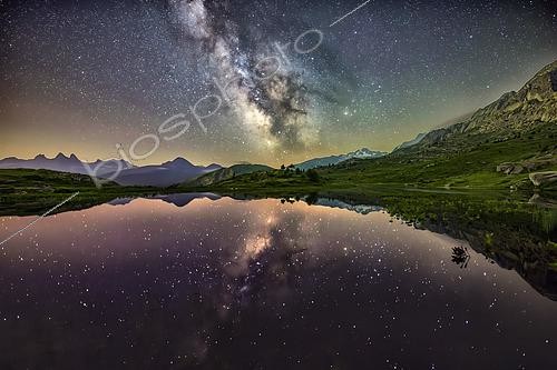 Biosphoto | 2610258 | Le lac Guichard sous les étoiles, la Voie Lactée se dessine au coeur de la nuit au dessus du lac situé au col de la Croix de Fer en Maurienne, Savoie, Alpes, France | &copy; Jean-Philippe Delobelle / Biosphoto