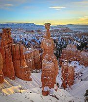 Biosphoto | 2545093 | Le Marteau de Thors au lever du soleil, paysage rocheux enneigé bizarre avec des Hoodoos en hiver, Navajo Loop Trail, Bryce Canyon National Park, Utah, USA. | &copy; Valentin Wolf / imageBROKER / Biosphoto
