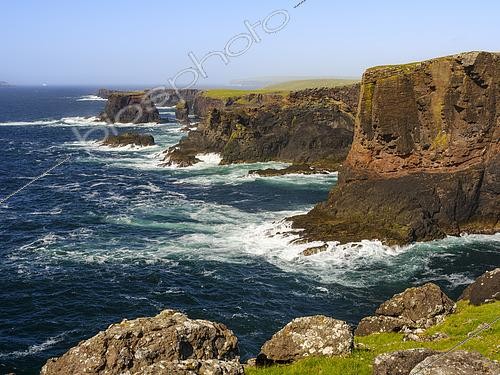 Biosphoto | 2601945 | Les célèbres falaises et piles marines d'Eshaness (Esha Ness), qui font partie du Géoparc des Shetland et sont géologiquement des volcans. Europe, Grande-Bretagne, Écosse, Îles du Nord, Shetland | &copy; Martin Zwick / Biosphoto