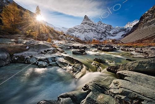 Biosphoto | 2485261 | Lever de soleil à Ferpècle, Mont Miné enneigé en arrière-plan, Val d'Hérens, Canton du Valais, Suisse | &copy; Daniel Bärtschi / imageBROKER / Biosphoto