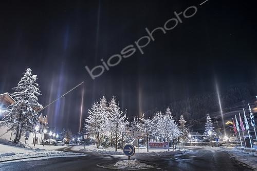Biosphoto | 2418619 | Light pillars above Les Gets (Haute-Savoie). During the very cold night (-11 ° C) of December 13, 2018, the presence of crystals in suspension above Les Gets creates luminous pillars above the city. This phenomenon is not frequent in France. It occurs most often during extreme cold in medium and high mountains. It can be linked to natural freezing fog, snow cannons, or wood-burning emissions. | &copy; Christophe Suarez / Biosphoto