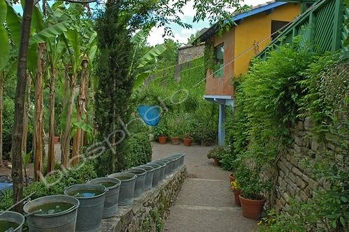 Biosphoto | 94093 | Line of zinc buckets  Jardin des Paradis in Cordes/Ciel  | &copy; Frédéric Didillon / Biosphoto