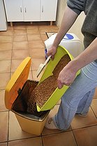 Biosphoto | 530039 | Litter box cleaning a in a kitchen France | &copy; Sébastien Herent / Biosphoto